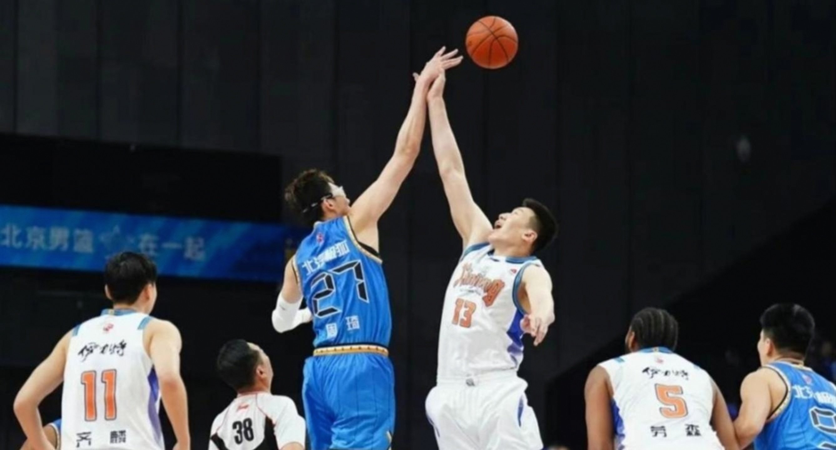 关于广厦队遭遇来自新疆的强力挑战，遭逆转失利的信息