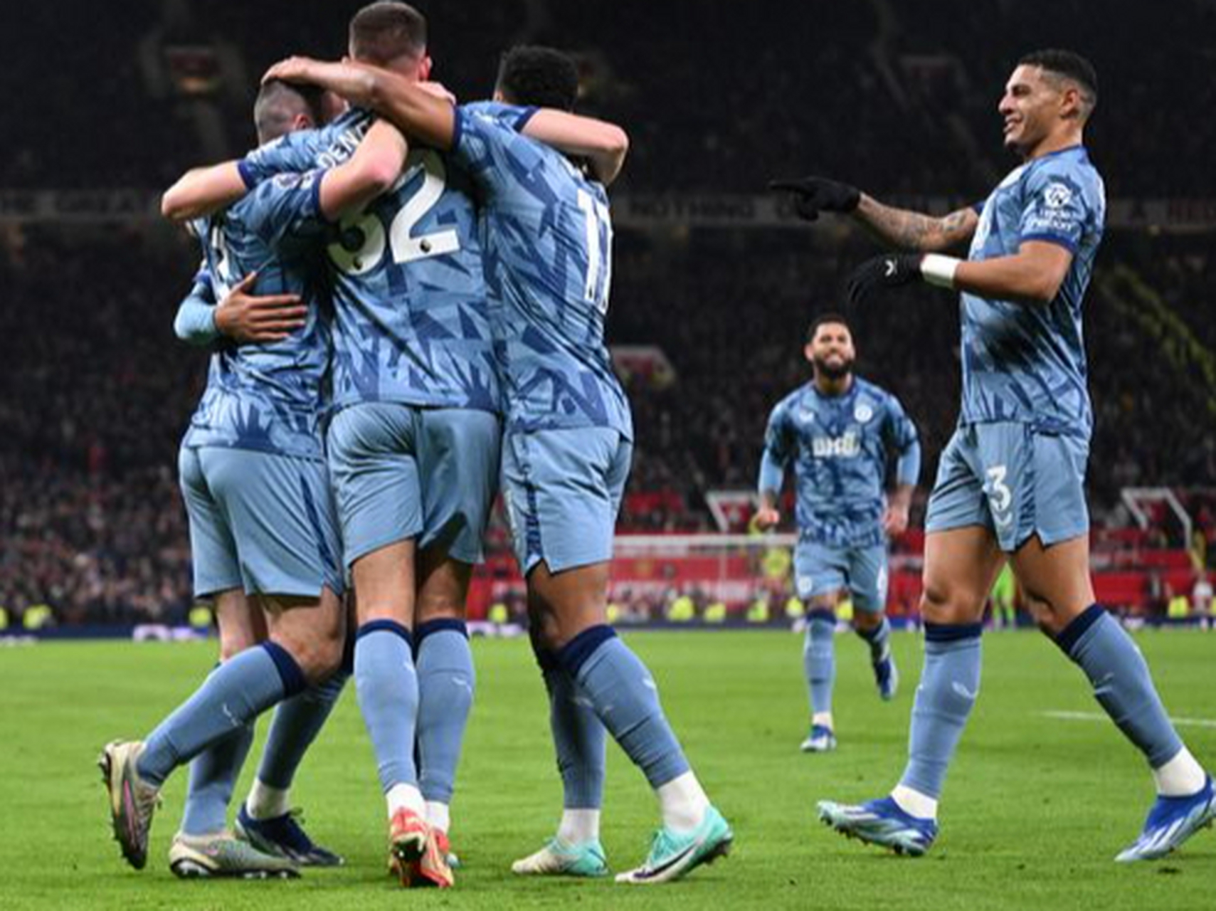 曼联客场逆转维拉，球员表现出色