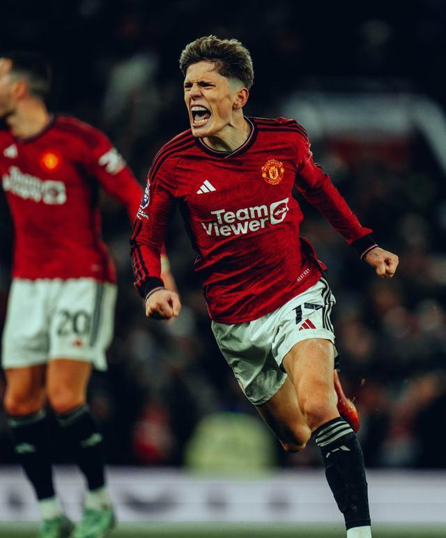 曼联客场逆转维拉，球员表现出色