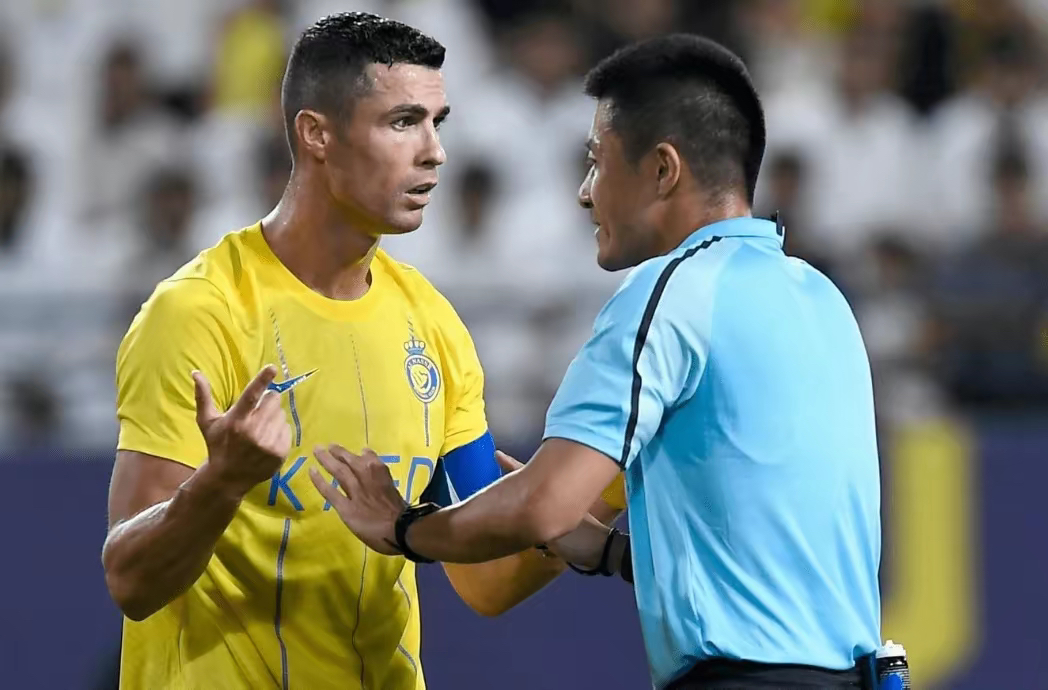 赫罗纳多点开花，全队团结一心取得胜利(赫罗纳队服)