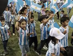 恒大球迷欢庆成功，雄心万丈迈向八强的简单介绍