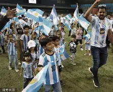 恒大球迷欢庆成功，雄心万丈迈向八强的简单介绍